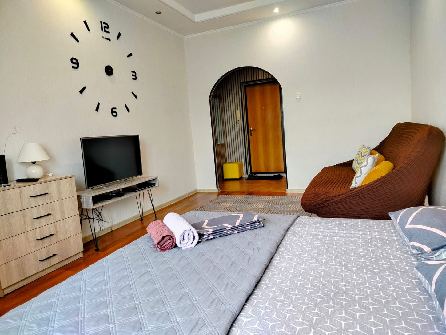 Полностью оборудованная кухня: новая плита, холодильник, микроволновка, электрический чайник и вся необходимая посуда. Приготовьте себе завтрак или ужин с комфортом.