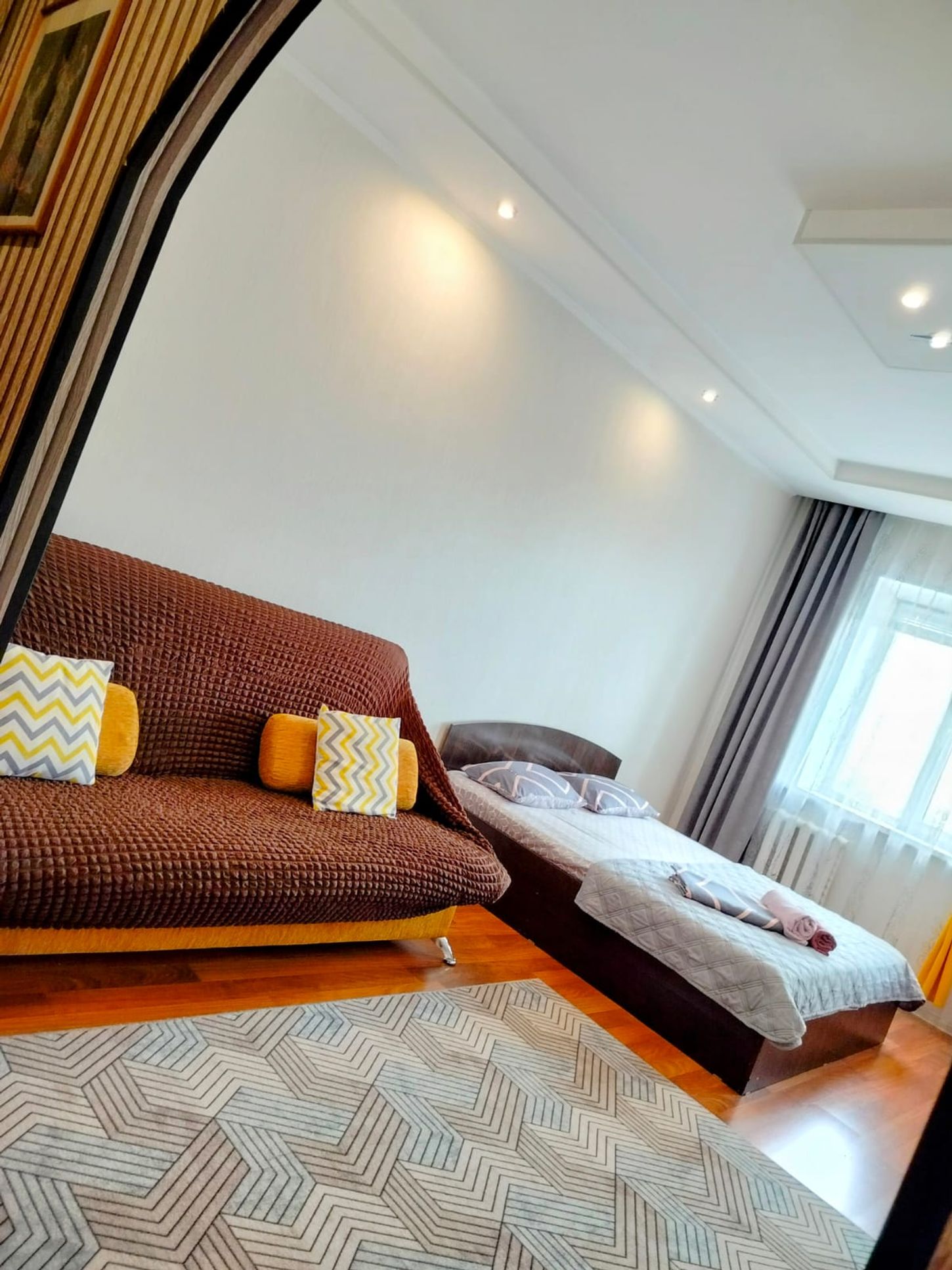 Совмещённый санузел с душевой кабиной, современной сантехникой и полотенцесушителем. Полный комплект чистых полотенец для каждого гостя.