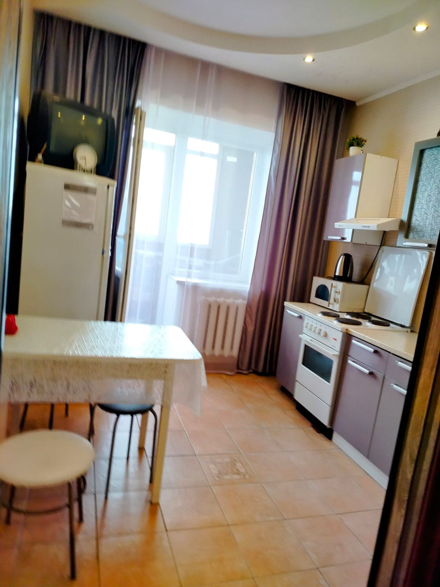 Удобный диван-кровать с ортопедическим матрасом и свежим постельным бельем. Гарантируем вам крепкий сон после дороги или рабочих задач.