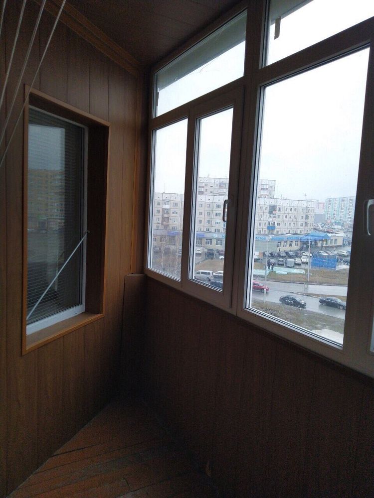 Мы позаботились о деталях: на кухне есть посуда и средства для мытья, в ванной — гель и шампунь, а в комнате — Wi-Fi и ТВ. Вам нужно только приехать.