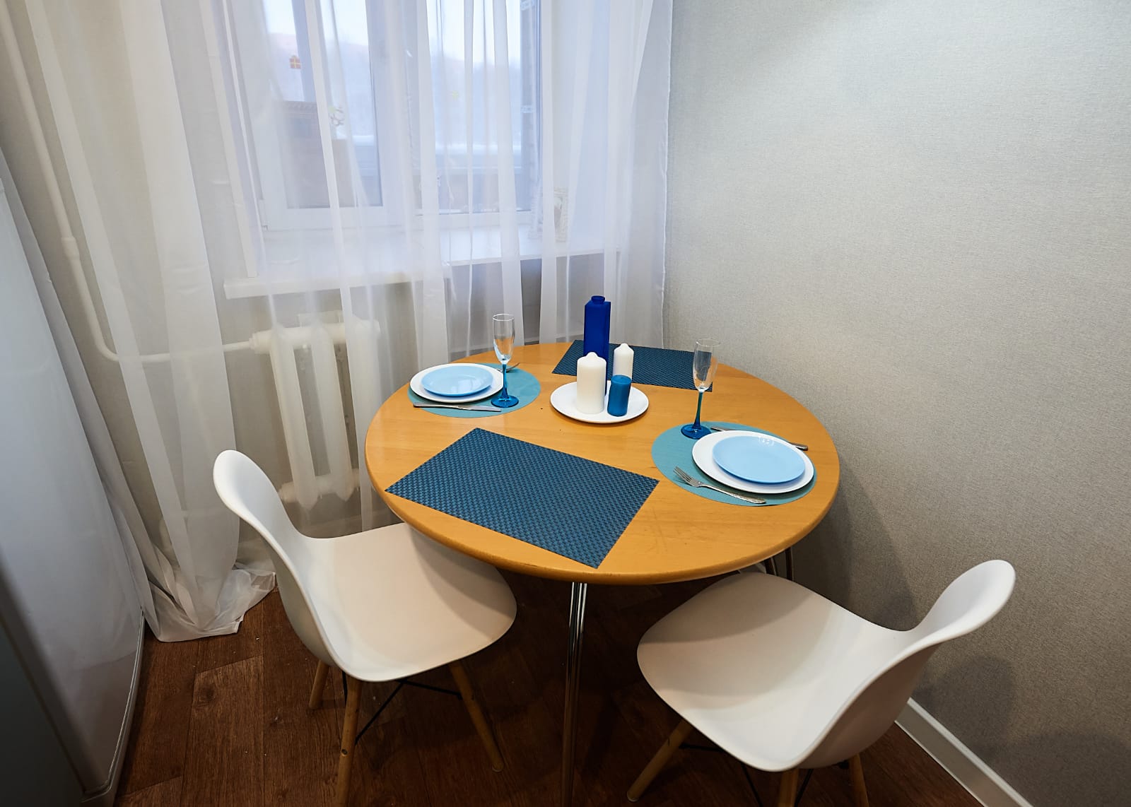 Удобный диван-кровать с ортопедическим матрасом и свежим постельным бельем. Гарантируем вам крепкий сон после дороги или рабочих задач.