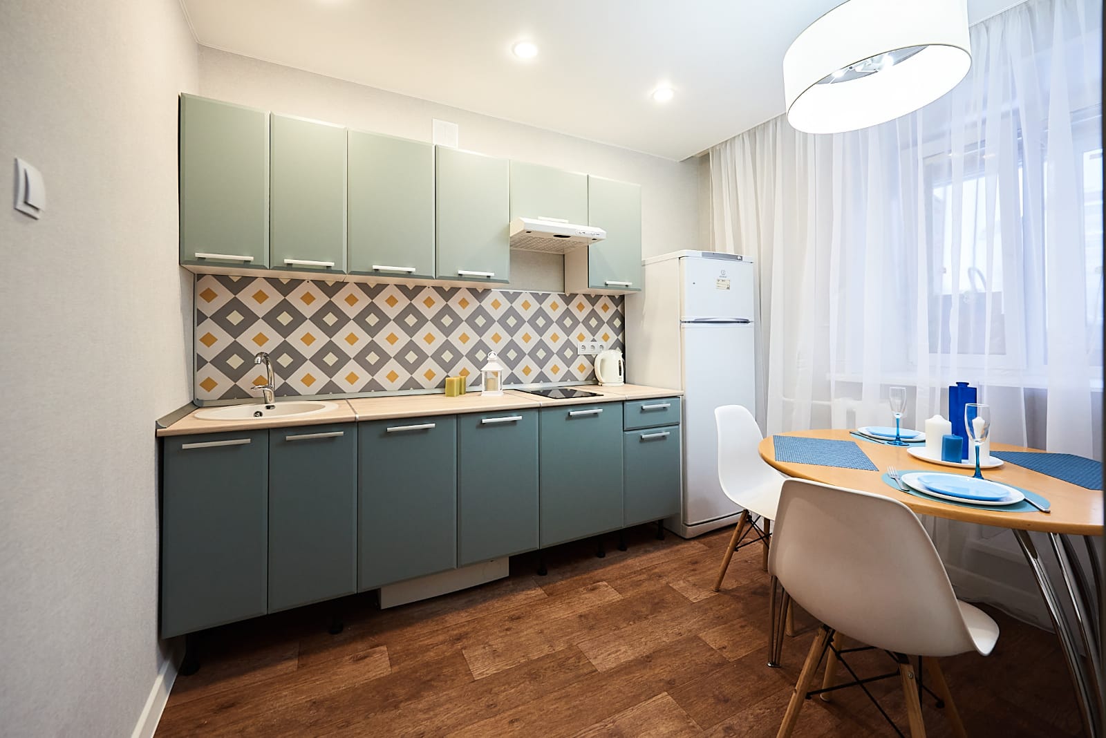 Квартира находится в доме по ул. Киртбая, 9 — это отличная транспортная доступность и развитая инфраструктура.