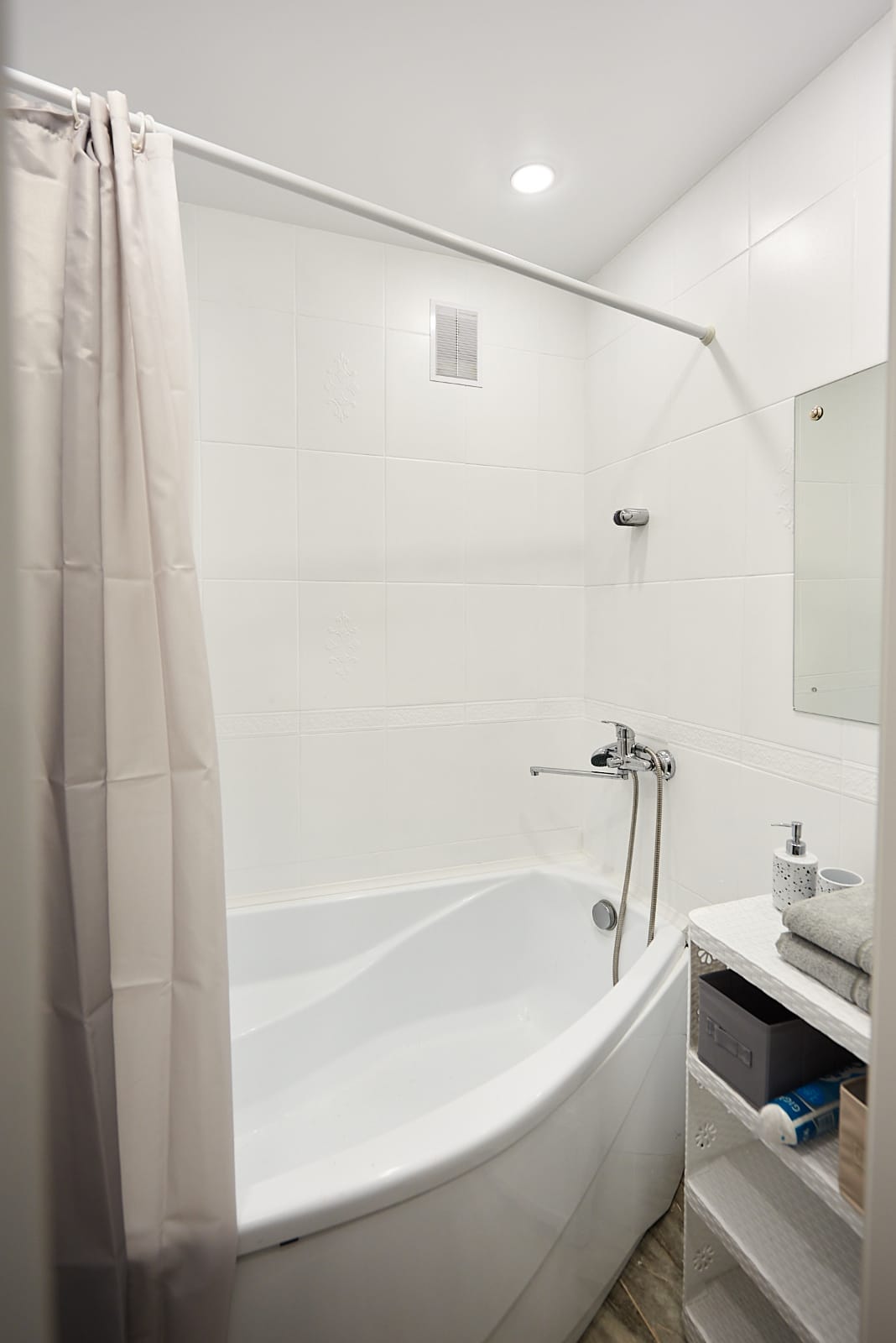 В квартире сделан свежий ремонт, подобрана практичная мебель и создана приятная атмосфера для короткого или длительного визита в Сургут.