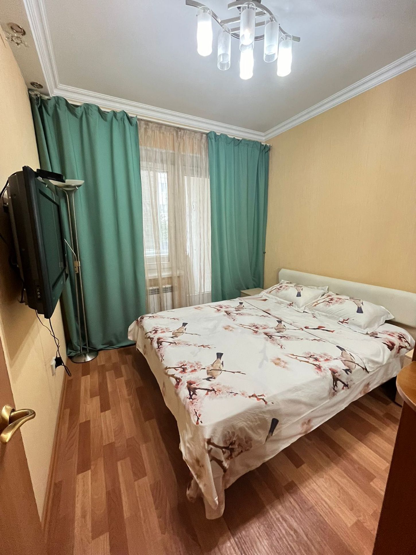 Чистая и светлая комната с новой мебелью. Здесь есть всё для отдыха: мягкий диван, телевизор и рабочий стол у окна с видом на город.