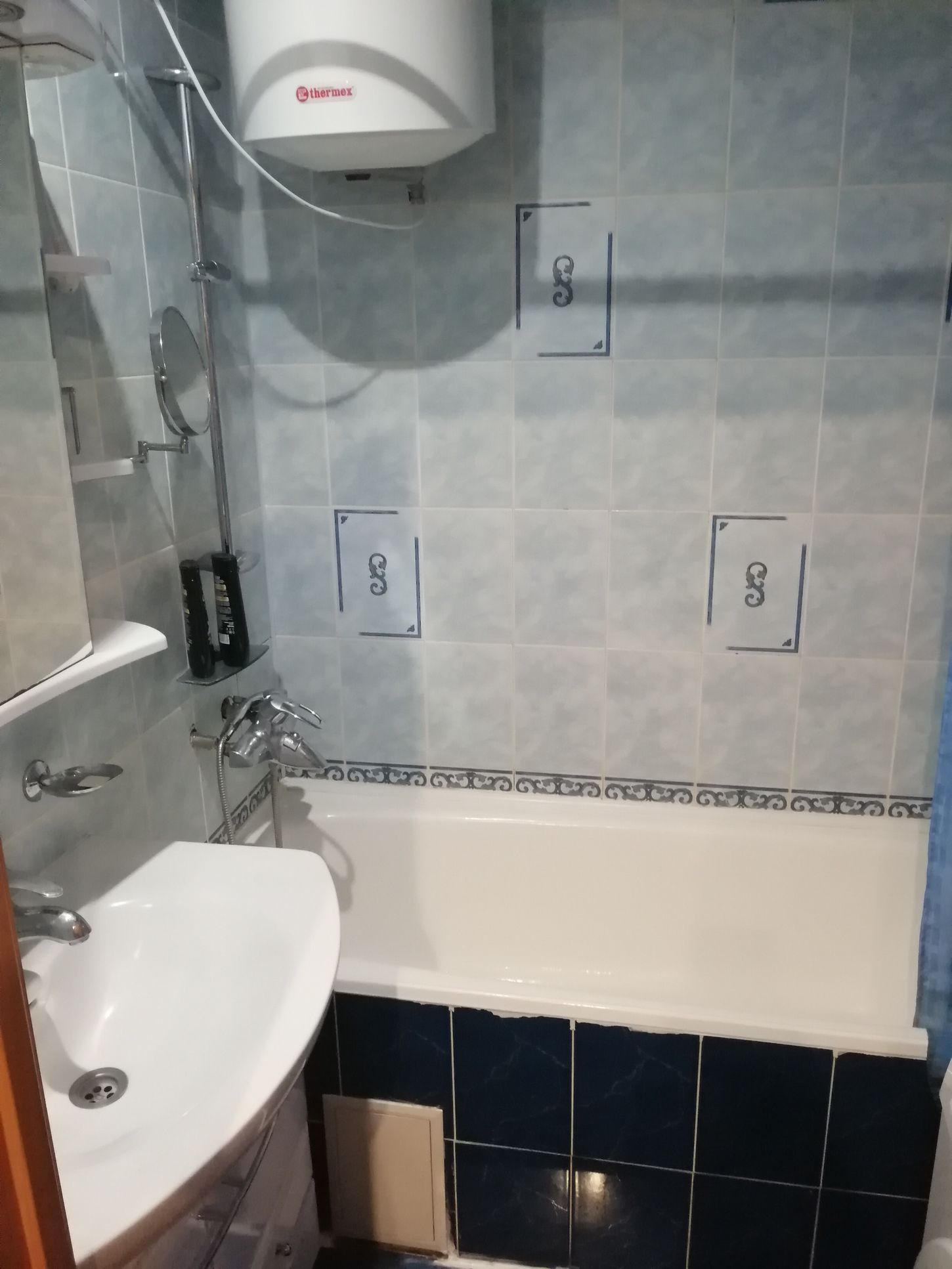 Аккуратный и функциональный санузел со всеми удобствами. Всё необходимое для личной гигиены уже ждёт вас.