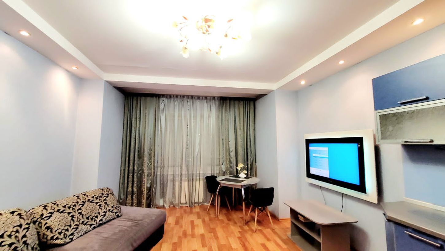 Удобный диван-кровать с ортопедическим матрасом и свежим постельным бельем. Гарантируем вам крепкий сон после дороги или рабочих задач.