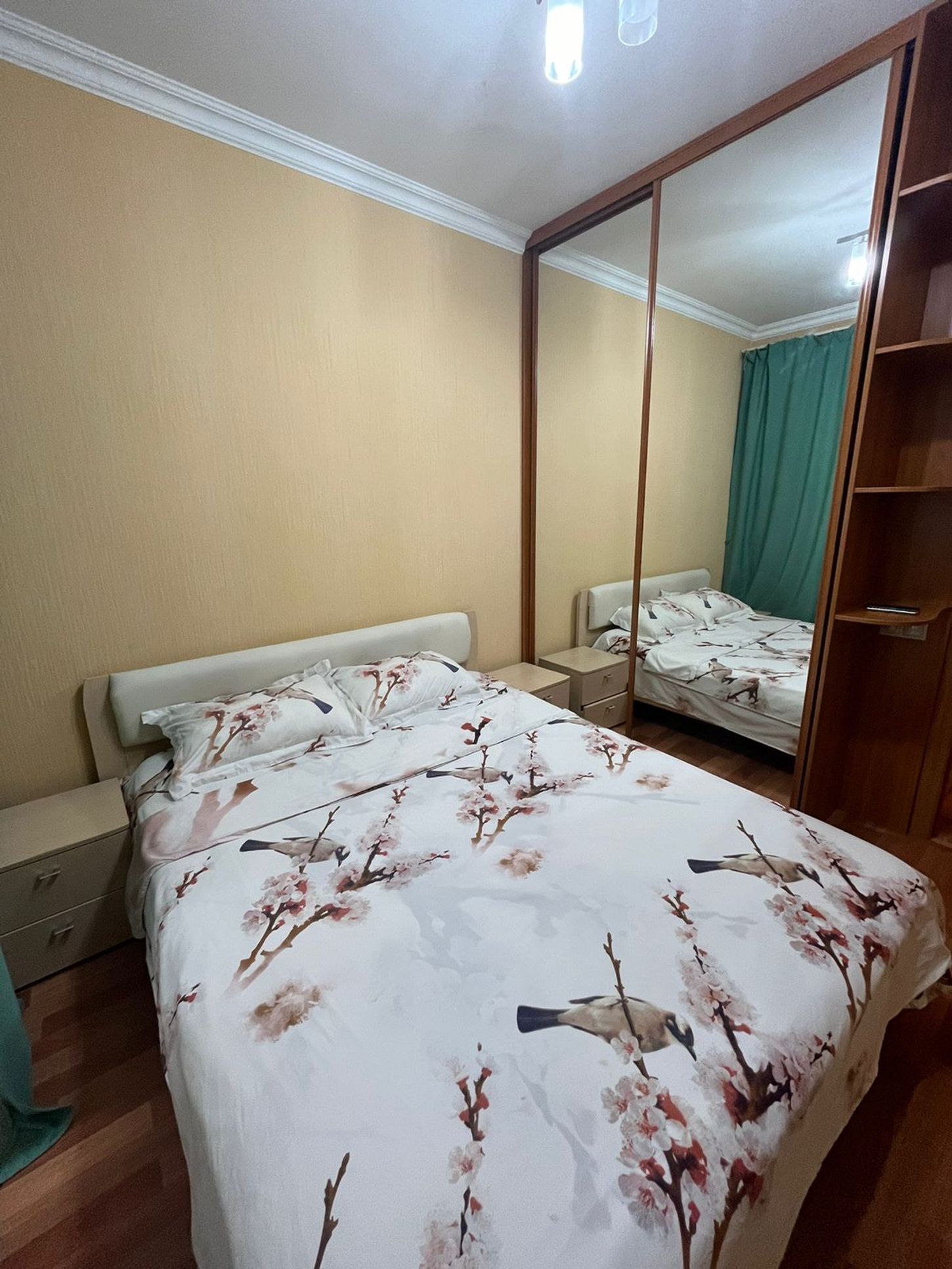 После долгого дня вас ждёт уютное спальное место с качественным матрасом и мягким светом. Ничто не помешает вашему отдыху.