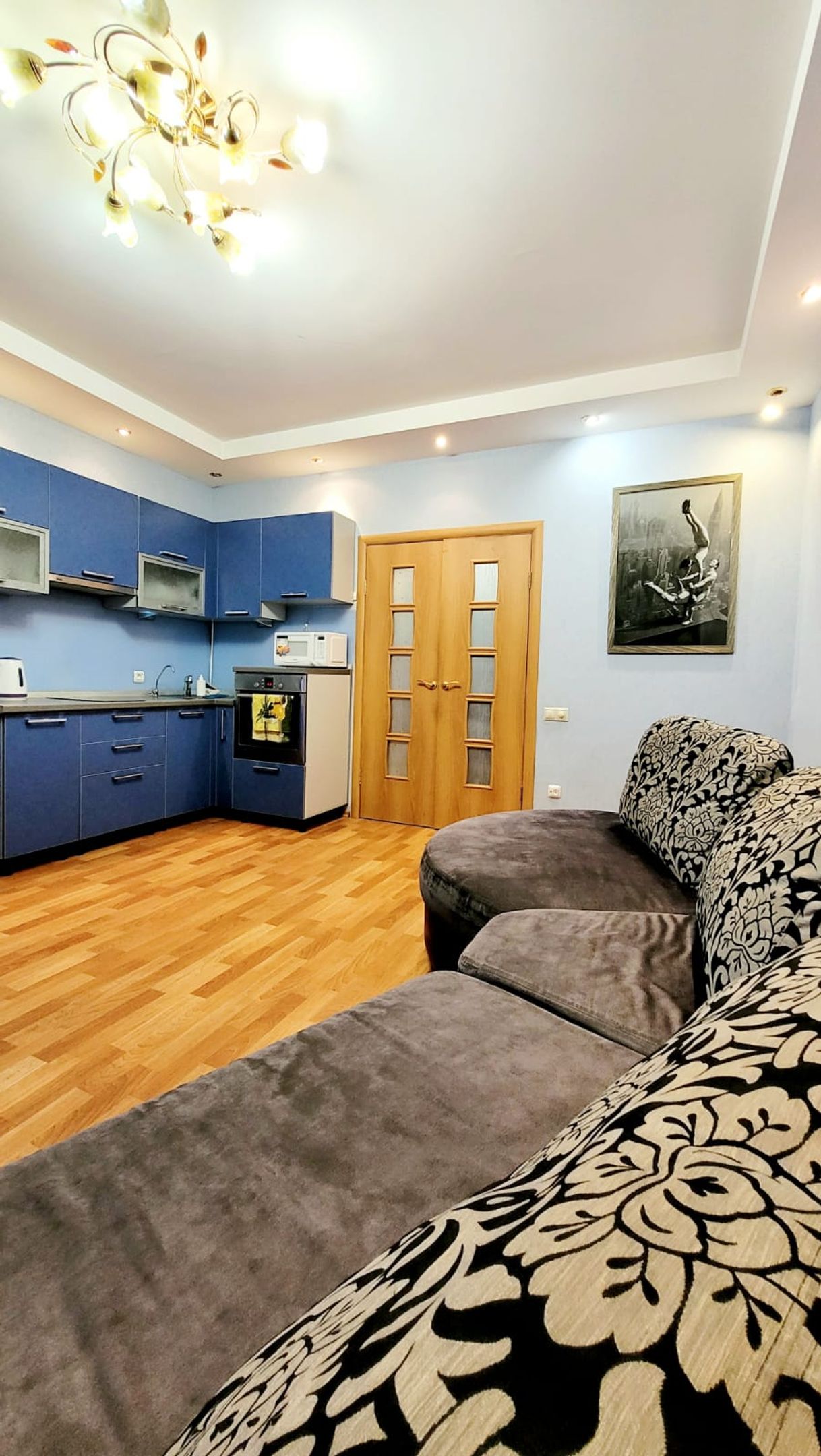 Удобное и компактное кухонное пространство со всей необходимой техникой. Кофе утром или лёгкий перекус — всё под рукой.