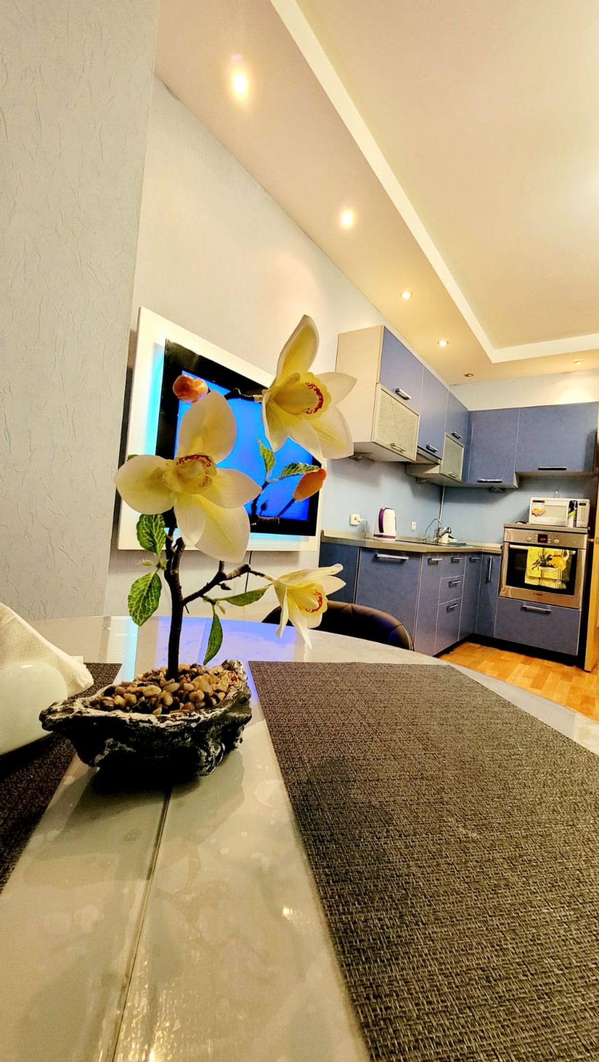 Квартира находится в доме по ул. Киртбая, 9 — это отличная транспортная доступность и развитая инфраструктура.