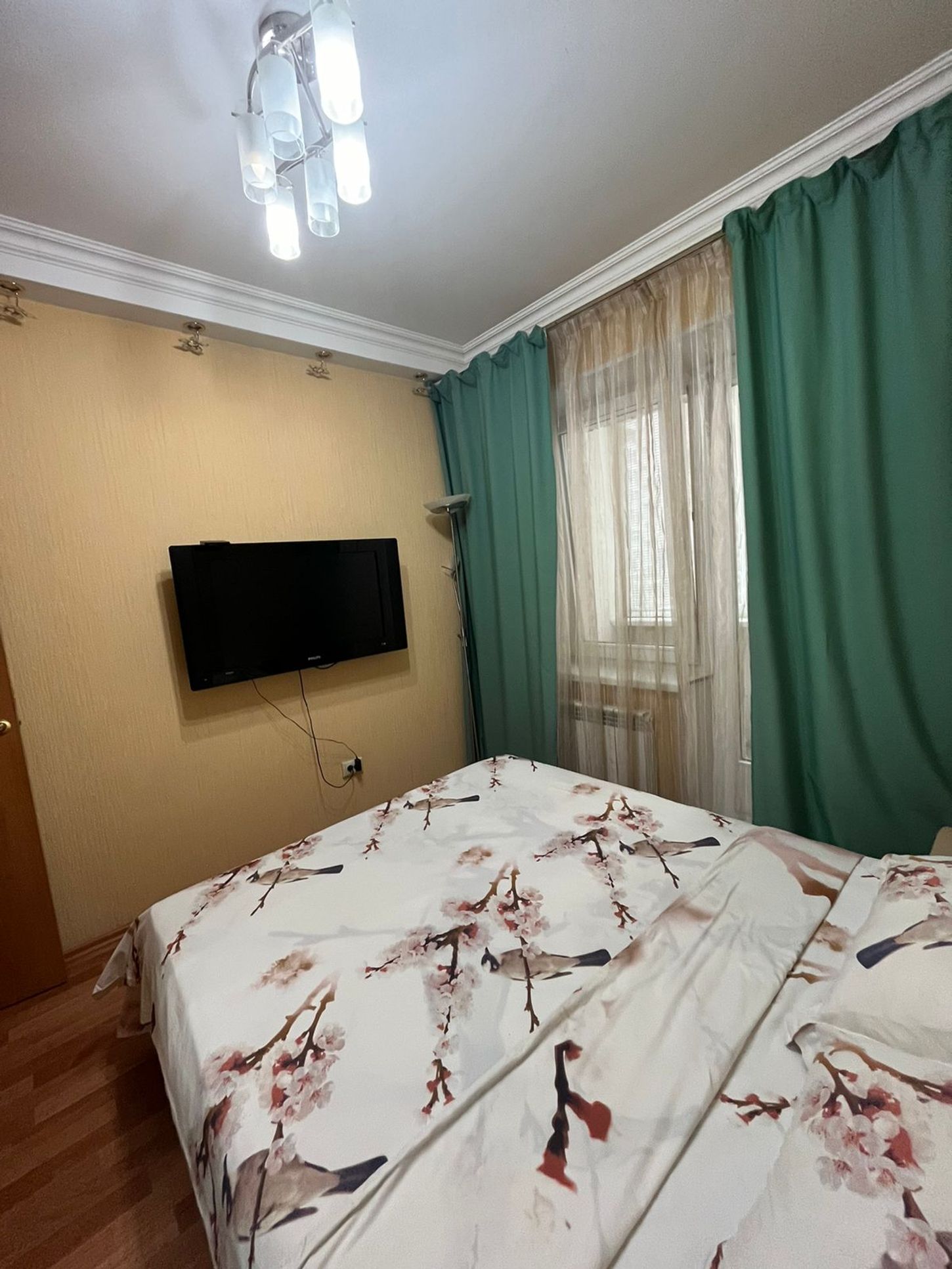 Мы позаботились о деталях: на кухне есть посуда и средства для мытья, в ванной — гель и шампунь, а в комнате — Wi-Fi и ТВ. Вам нужно только приехать.