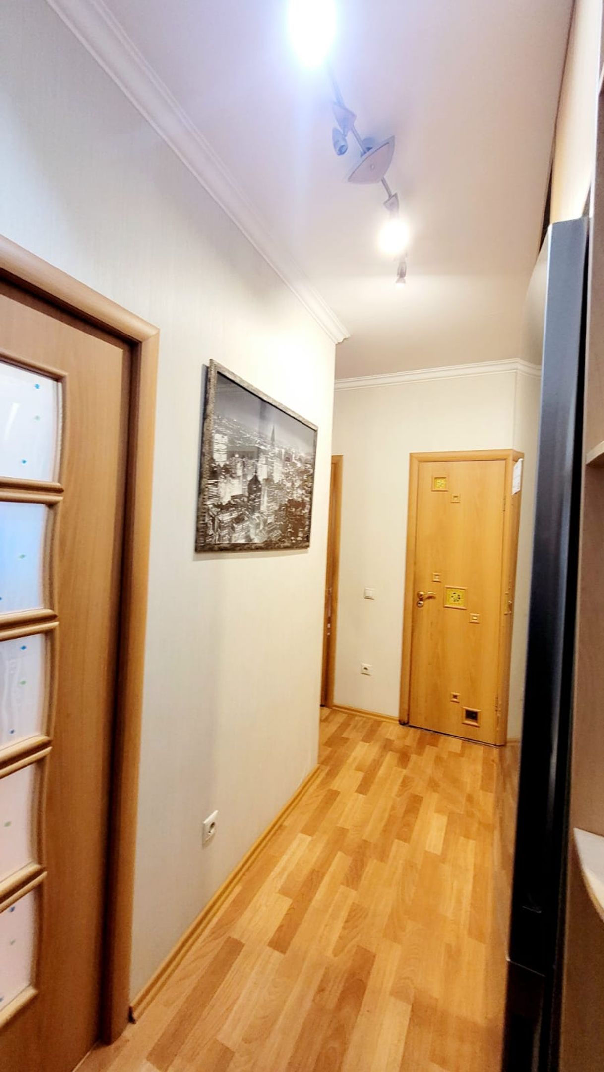 В квартире сделан свежий ремонт, подобрана практичная мебель и создана приятная атмосфера для короткого или длительного визита в Сургут.