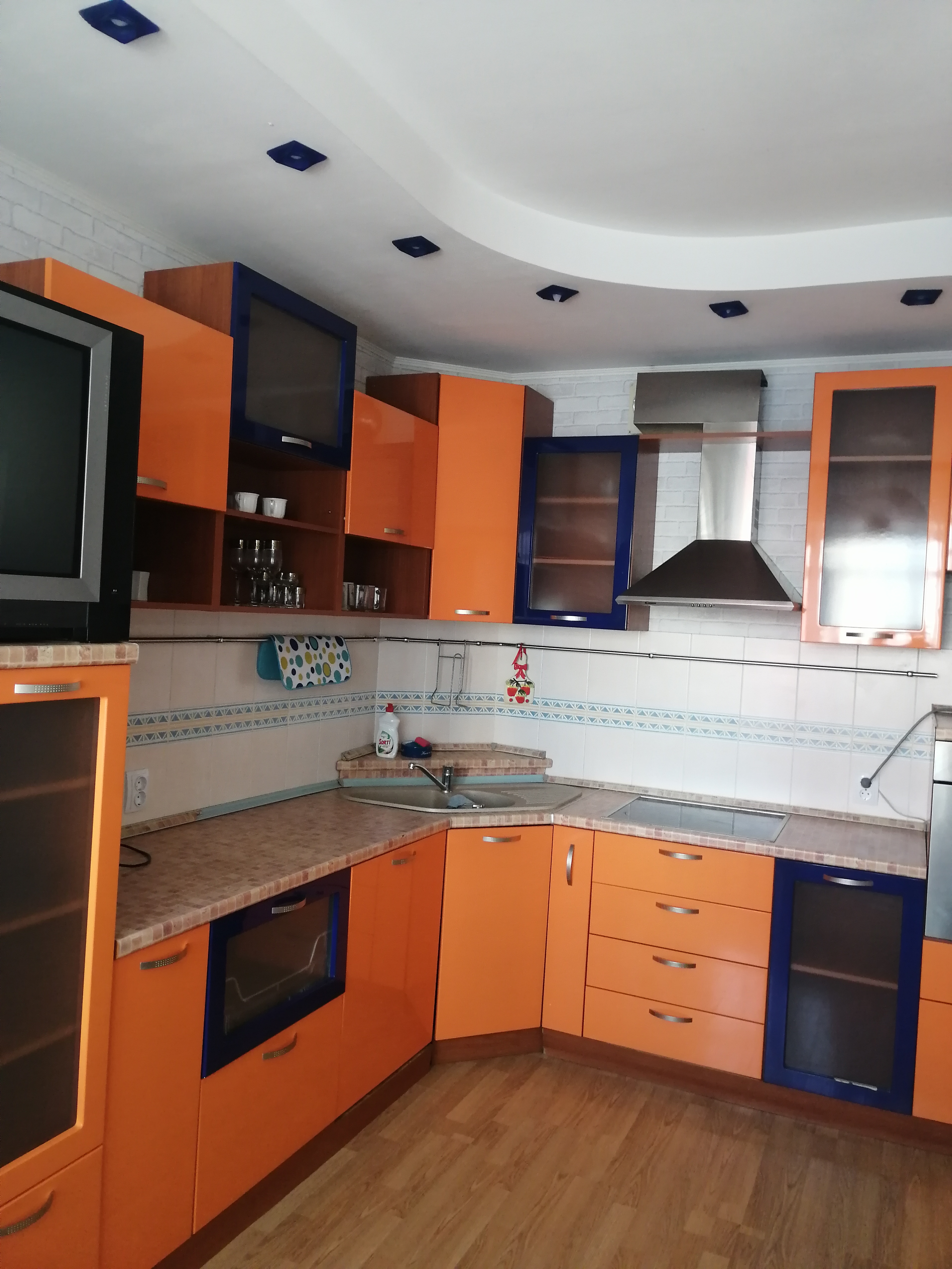 Чистая и светлая комната с новой мебелью. Здесь есть всё для отдыха: мягкий диван, телевизор и рабочий стол у окна с видом на город.