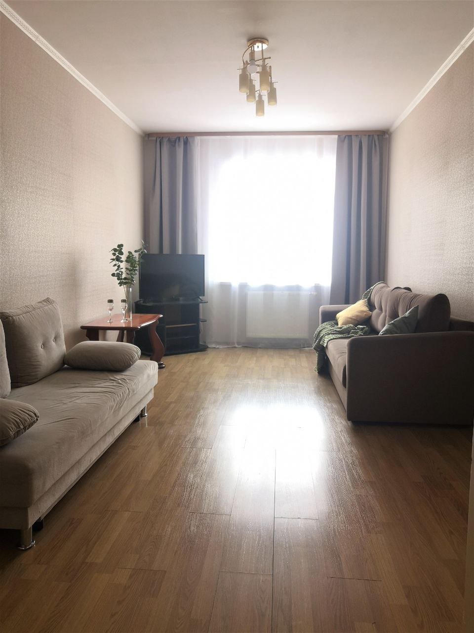 После долгого дня вас ждёт уютное спальное место с качественным матрасом и мягким светом. Ничто не помешает вашему отдыху.