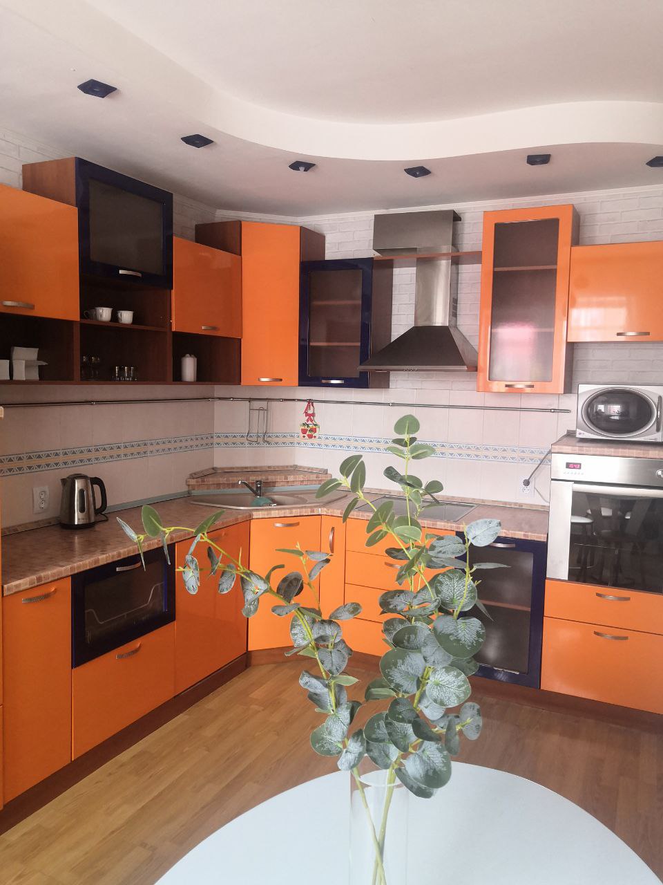 Удобное и компактное кухонное пространство со всей необходимой техникой. Кофе утром или лёгкий перекус — всё под рукой.