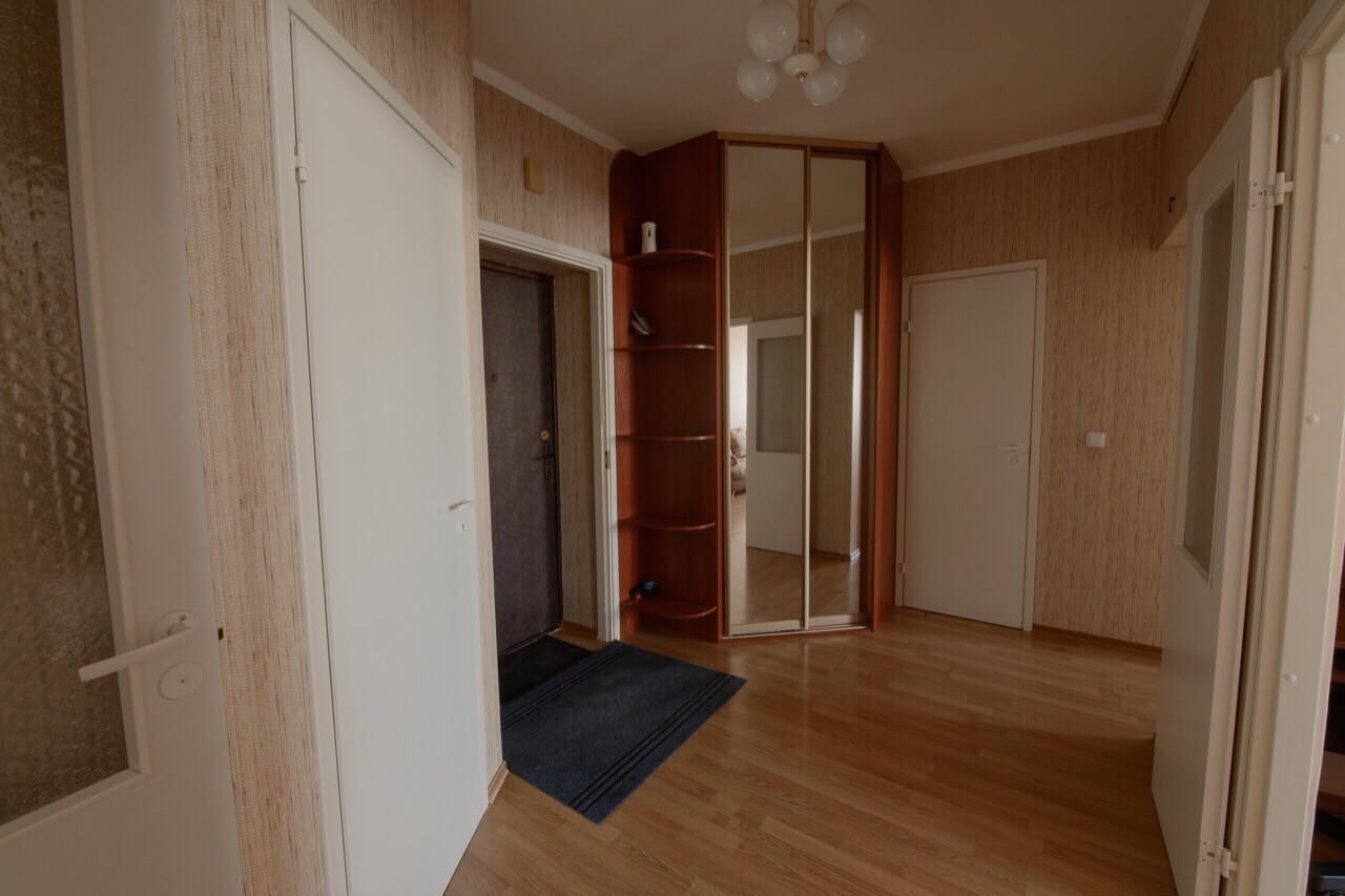 Квартира находится в доме по ул. Киртбая, 9 — это отличная транспортная доступность и развитая инфраструктура.