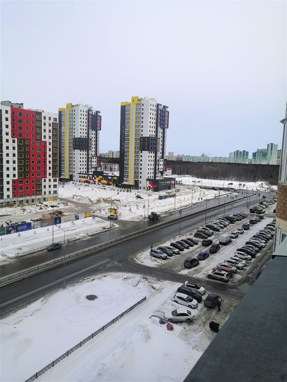 В квартире сделан свежий ремонт, подобрана практичная мебель и создана приятная атмосфера для короткого или длительного визита в Сургут.