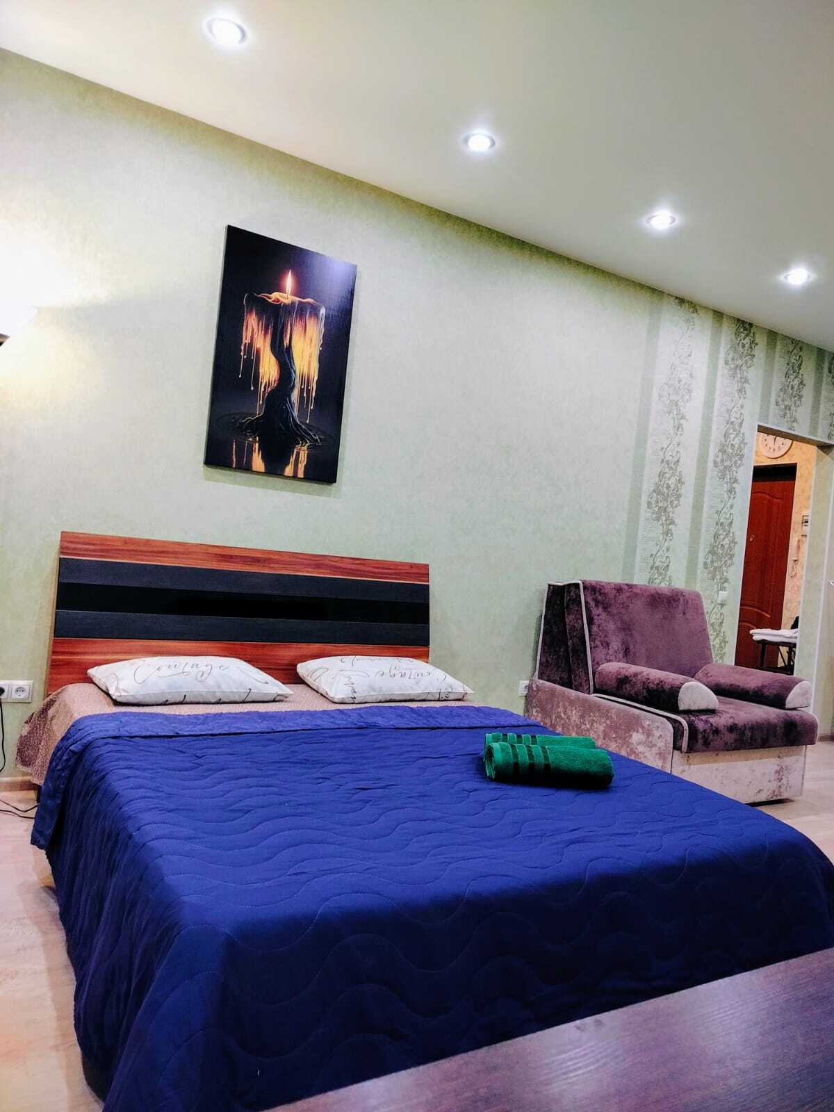 Чистая и светлая комната с новой мебелью. Здесь есть всё для отдыха: мягкий диван, телевизор и рабочий стол у окна с видом на город.