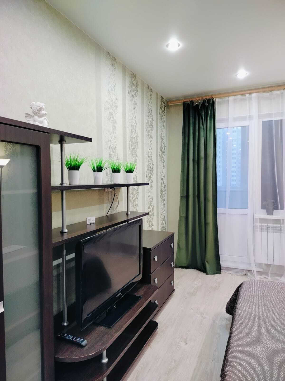 Полностью оборудованная кухня: новая плита, холодильник, микроволновка, электрический чайник и вся необходимая посуда. Приготовьте себе завтрак или ужин с комфортом.