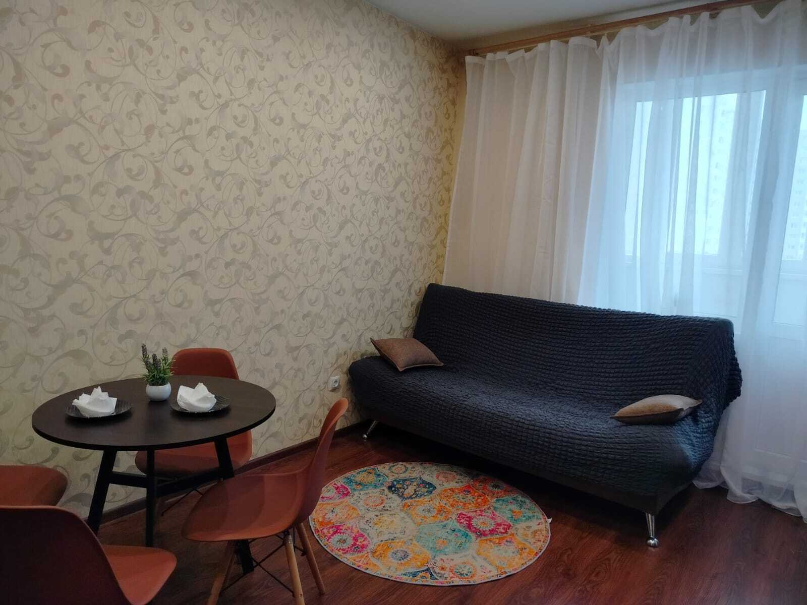 Совмещённый санузел с душевой кабиной, современной сантехникой и полотенцесушителем. Полный комплект чистых полотенец для каждого гостя.