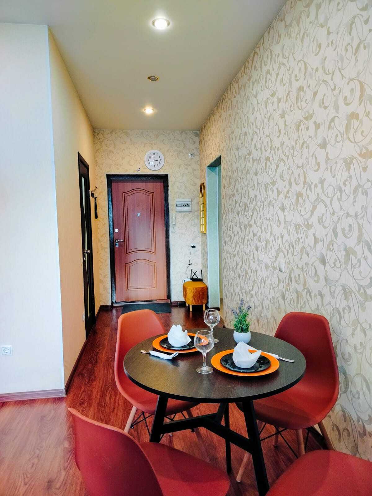 Удобный диван-кровать с ортопедическим матрасом и свежим постельным бельем. Гарантируем вам крепкий сон после дороги или рабочих задач.