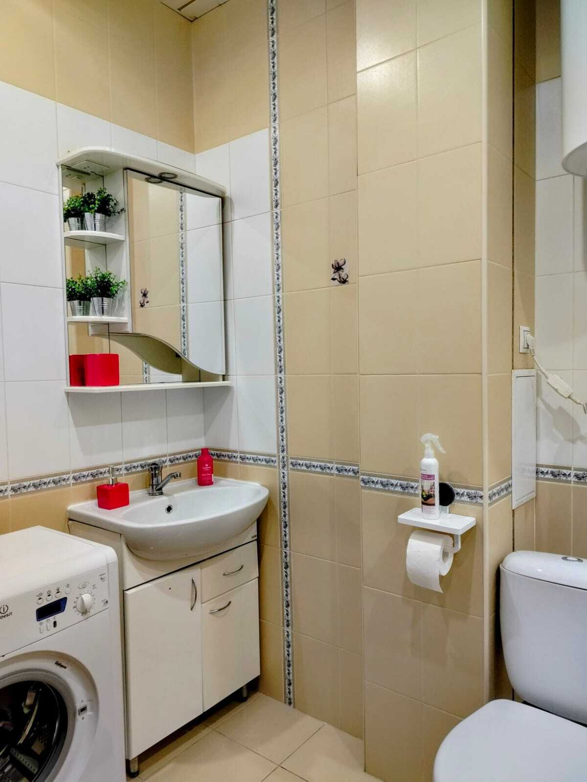 После долгого дня вас ждёт уютное спальное место с качественным матрасом и мягким светом. Ничто не помешает вашему отдыху.