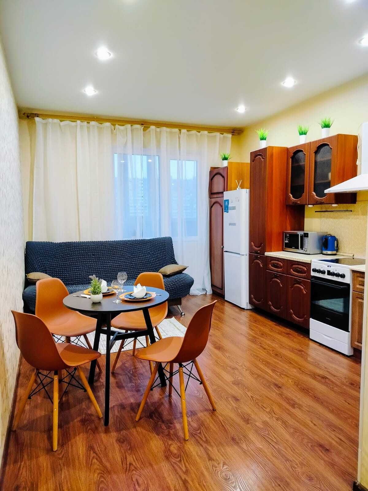 Квартира находится в доме по ул. Киртбая, 9 — это отличная транспортная доступность и развитая инфраструктура.